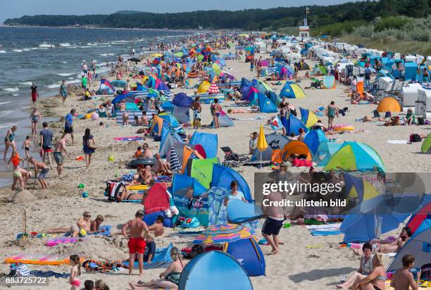 Das herrliche Sommerwetter sorgt für dichtes Gedraenge am Sandstrand in Zinnowitz auf der Insel Usedom.