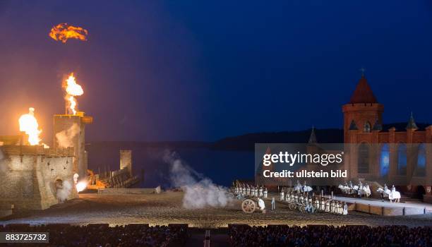 In einer Szene der Stoertebeker-Festspiele greifen die Kreuzritter die Festung Visby an. In der24. Saison Stoertebeker-Festspiele wird die Episode...