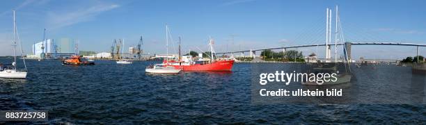 Schiffe und Segelboote warten auf die Oeffnung der Ziegelgrabenbruecke in Stralsund. Die Klappbruecke und die darueber liegende Ruegenbruecke...