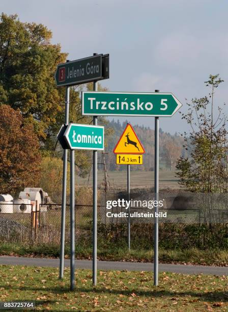 Wegweiser an einer Landstrasse bei Schildau im Hirschberger Tal in Schlesien .