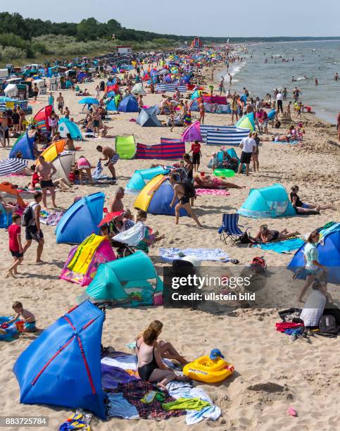 Das herrliche Sommerwetter sorgt für dichtes Gedraenge am Sandstrand in Zinnowitz auf der Insel Usedom.