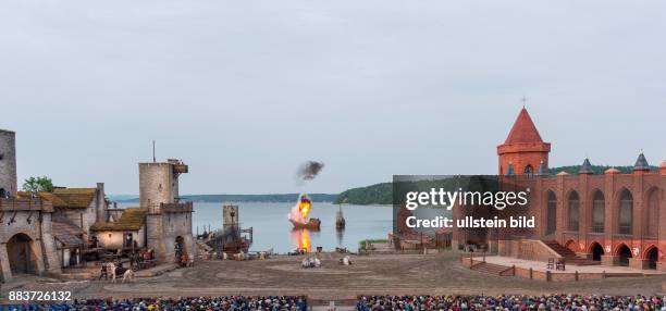 In einer Szene der Stoertebeker-Festspiele greifen die Schiffe Stoertebekers eine Hansekogge an. In der24. Saison Stoertebeker-Festspiele wird die...