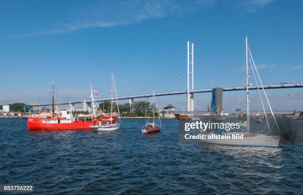 Schiffe und Segelboote warten auf die Oeffnung der Ziegelgrabenbruecke in Stralsund. Die Klappbruecke und die darueber liegende Ruegenbruecke...