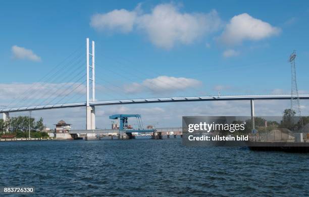 Die Ziegelgrabenbruecke in Stralsund. Die Klappbruecke und die darueber liegende Ruegenbruecke verbinden die Insel Ruegen mit dem Festland.