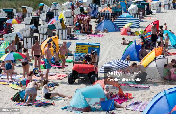 Das herrliche Sommerwetter sorgt für dichtes Gedraenge am Sandstrand in Zinnowitz auf der Insel Usedom.