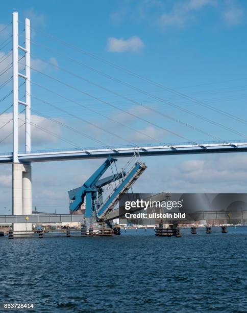 Die Oeffnung der Ziegelgrabenbruecke in Stralsund. Die Klappbruecke und die darueber liegende Ruegenbruecke verbinden die Insel Ruegen mit dem...