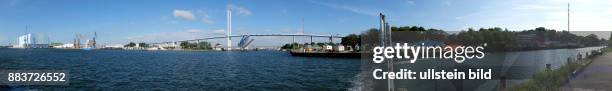 Skyline Stralsund mit Volkswerft, Satdthafen, Ziegelgrabenbruecke, Ruegenbruecke und WSA-Hafen auf der Insel Daenholm . Die Klappbruecke und die...