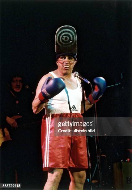 Clown, Pantomime, USA / Niederlande bei einem Bühnenauftritt im BKA-Zelt in Berlin, als Boxer verkleidet