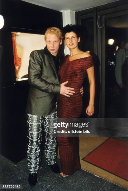 Schauspieler, Sänger, D Ganzkörperaufnahme, legt die Hand auf den Bauch seiner schwangeren Freundin Anne Seidel - April 2000