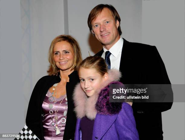 Gala-Premiere HOLIDAY ON ICE Show Gerhard Delling mit Frau Isabelle und Tochter Jill