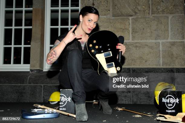 Mars, Lina van de - Presenter, Musician, Drummer, Germany