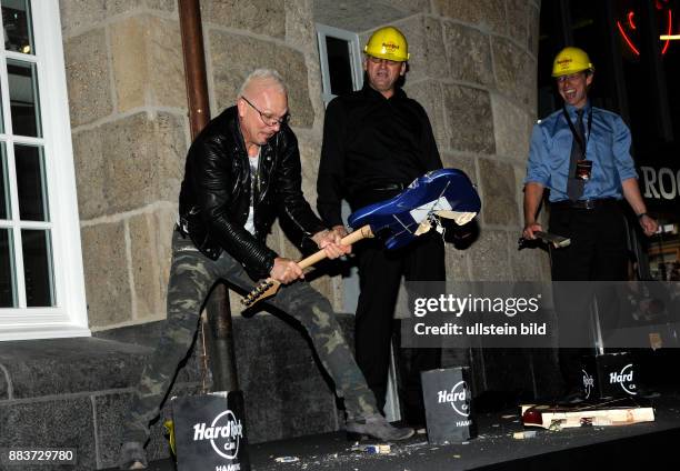 Scorpions - Band, Hardrock, Germany - Guitarist Rudolf Schenker during 'Guitar Smash' during opening of the 'Hard-Rock-Cafe' in Hamburg, Germany