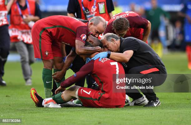 Portugal - Frankreich Cristiano Ronaldo wird nach seiner Verletzung von allen Seiten getroestet