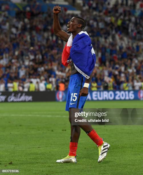 Deutschland - Frankreich Jubel nach dem Abpfiff: Paul Pogba jubelt mit der Nationalflagge Frankreichs