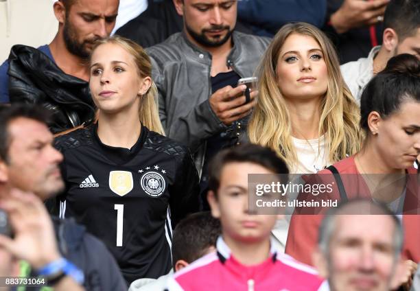 Achtelfinale in Lille Deutschland - Slowakei Nina Weiss und Cathy Fischer auf der Tribuene