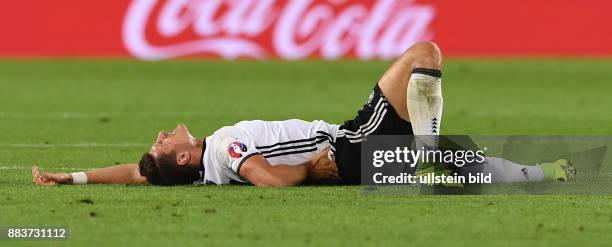 Viertelfinale in Bordeaux Deutschland - Italien Mario Gomez am Boden mit Schmerzen