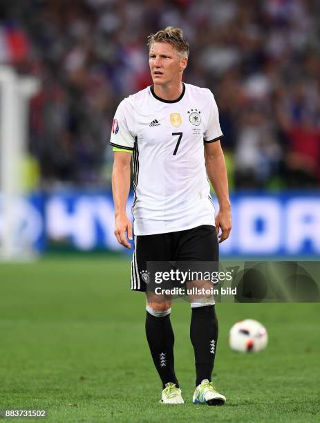 Deutschland - Frankreich Bastian Schweinsteiger ist zur Halbzeit enttaeuscht