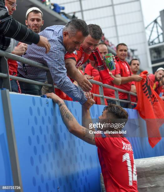 Euro 2016 GRUPPE A IN LENS Albanien - Schweiz Der Vater von Taulant und Granit Xhaka gruesst seinen Sohn Granit Xhaka im Trikot von Taulant Xhaka