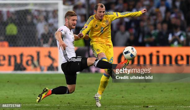 Euro 2016 GRUPPE C in LILE Deutschland - Ukraine Shkodran Mustafi gegen Roman Zozulya