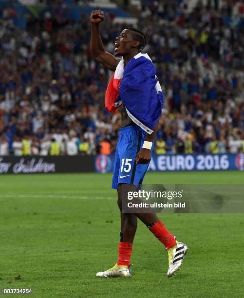 Deutschland - Frankreich Jubel nach dem Abpfiff: Paul Pogba jubelt mit der Nationalflagge Frankreichs