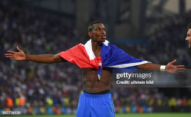 Deutschland - Frankreich Jubel nach dem Abpfiff: Paul Pogba jubelt mit der Nationalflagge Frankreichs