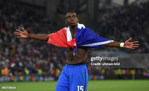 Deutschland - Frankreich Jubel nach dem Abpfiff: Paul Pogba jubelt mit der Nationalflagge Frankreichs