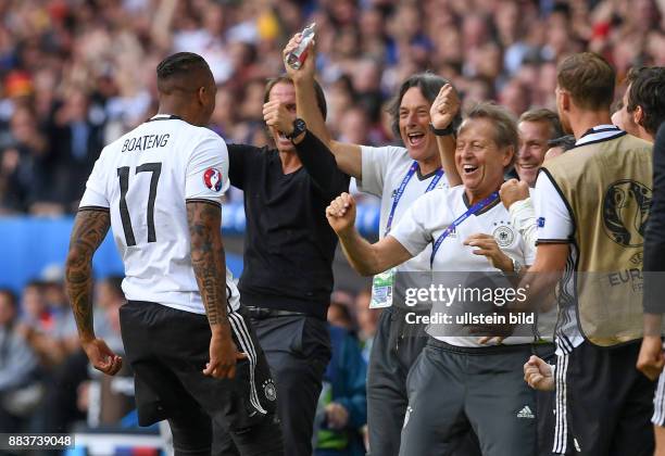 Deutschland - Slowakei Jerome Boateng bejubelt sein Tor mit Physiotherapeut Klaus Eder und Mannschaftsarzt Hans-Wilhelm Mueller-Wohlfahrt