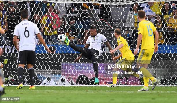 Euro 2016 GRUPPE C in LILE Deutschland - Ukraine Jerome Boateng rettet spektakulaer auf der Linie