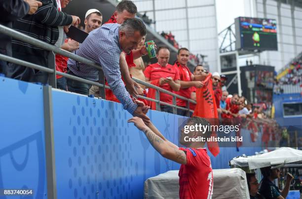 Euro 2016 GRUPPE A IN LENS Albanien - Schweiz Der Vater von Taulant und Granit Xhaka gruesst seinen Sohn Granit Xhaka im Trikot von Taulant Xhaka