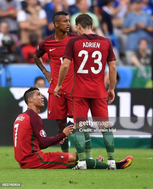 Portugal - Frankreich Cristiano Ronaldo wird nach seiner Verletzung von Nani und Adrien Silva getroestet