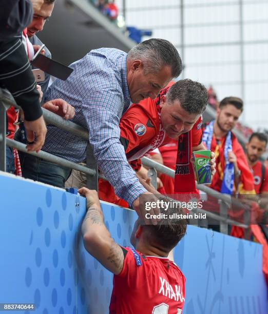 Euro 2016 GRUPPE A IN LENS Albanien - Schweiz Der Vater von Taulant und Granit Xhaka gruesst seinen Sohn Granit Xhaka im Trikot von Taulant Xhaka