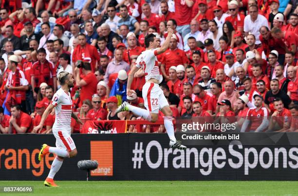 Euro 2016 GRUPPE A IN LENS Albanien - Schweiz Torjubel nach dem 0:1: Valon Behrami und Fabian Schaer