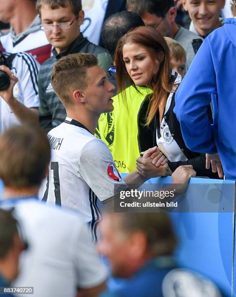 Deutschland - Slowakei Joshua Kimmich und Freundin Lina Meyer