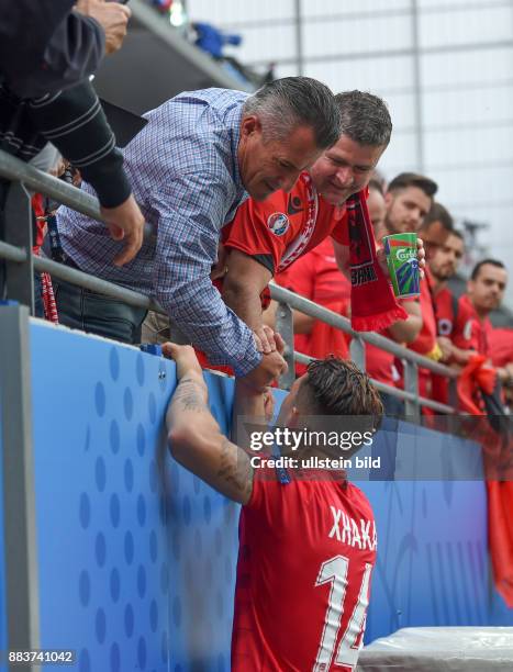 Euro 2016 GRUPPE A IN LENS Albanien - Schweiz Der Vater von Taulant und Granit Xhaka gruesst seinen Sohn Granit Xhaka im Trikot von Taulant Xhaka