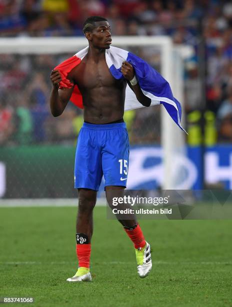 Deutschland - Frankreich Jubel nach dem Abpfiff: Paul Pogba jubelt mit der Nationalflagge Frankreichs