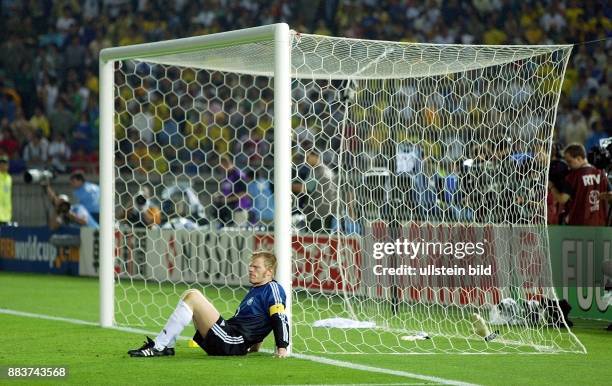 Sportler, Fussball, D Torhüter, Mannschaftskapitän Fussball-WM 2002, Finale: BR Deutschland 2 - Kahn sitzt nach dem verlorenen WM-Finale am Pfosten...