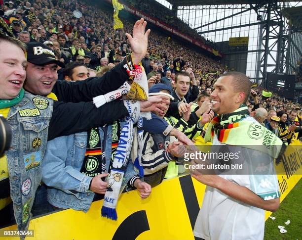 Sportler, Fussball, Brasilien Stürmer trägt einen Schal und feiert mit den Fans die deutsche Meisterschaft.