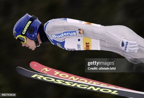 Sportler, Skispringen; D Vierschanzentournee 2001/2002: Training für das Springen in Oberstdorf