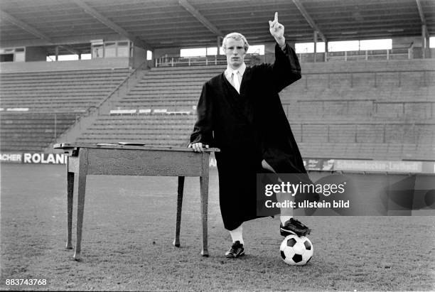 Hans-Hubert ?Berti? Vogts ist ein ehemaliger deutscher Fußballspieler und heutiger Fußballtrainer. In der Deutschen Fußballnationalmannschaft spielte...