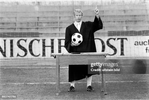 Hans-Hubert ?Berti? Vogts ist ein ehemaliger deutscher Fußballspieler und heutiger Fußballtrainer. In der Deutschen Fußballnationalmannschaft spielte...