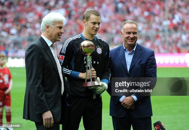 Neuer, Manuel - Football, Goalkeeper, FC Bayern Muenchen, Germany - being awarded as best player of the year by sports magazine 'kicker', next to him...