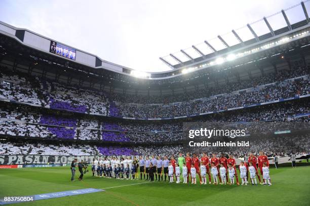 Real Madrid - FC Bayern Muenchen Aufstellung der Mannschaften im Stadion Santiago Bernabeu