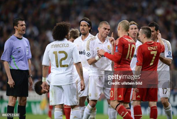 Real Madrid - FC Bayern Muenchen Rudelbildung zur Diskussion: Marcelo, Sami Khedira, Pepe , Arjen Robben , Franck Ribery und Alvaro Arbeloa...