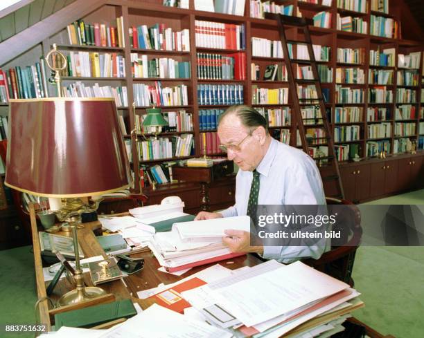 Hans Dietrich Genscher in seinem privaten Arbeitszimmer in Bad Godesberg .