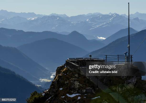 Blick vom Wendelstein in die Alpen. Derzeit schaut es fast ueberall schlecht mit dem Schnee aus. Brannenburg am 19. August 2014.