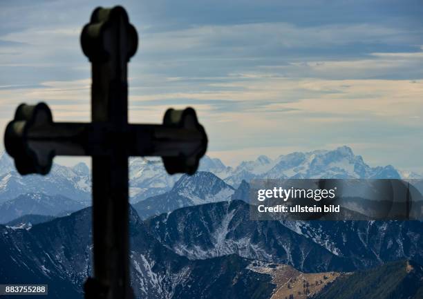 Blick vom Wendelstein in die Alpen. Links das Gipfelkreuz des Wendelstein, recht im Hintergurnd ist das Zugspitzmassiv zu sehen. Derzeit schaut es...