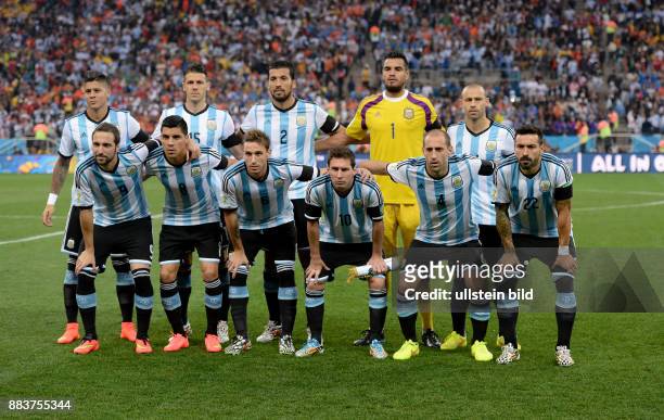 Niederlande - Argentinien Teamfoto Argentinien, hintere Reihe von links: Marcos Rojo, Mart"­n Demichelis, Ezequiel Garay, Torwart Sergio Romero und...