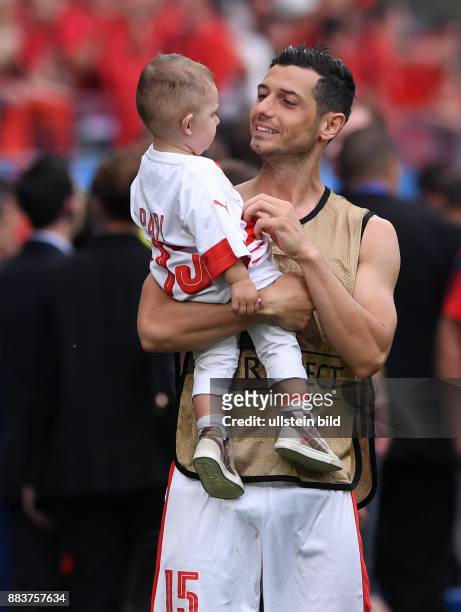 Euro 2016 GRUPPE A IN LENS Albanien - Schweiz Blerim Dzemaili mit seinem Sohn Luan