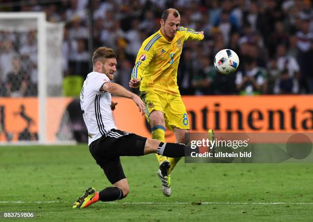 Euro 2016 GRUPPE C in LILE Deutschland - Ukraine Shkodran Mustafi gegen Roman Zozulya