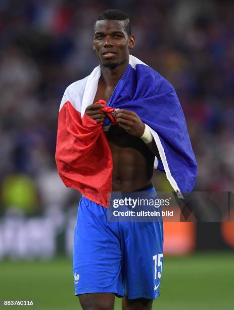 Deutschland - Frankreich Jubel nach dem Abpfiff: Paul Pogba jubelt mit der Nationalflagge Frankreichs